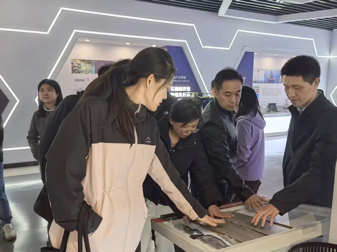 石墨烯+AI座舱！“雄镇英才”跨界研学点燃创新火花