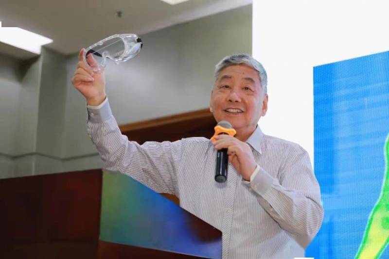 他是深圳科创界传奇！年逾古稀继续创业：让石墨烯赋能大健康