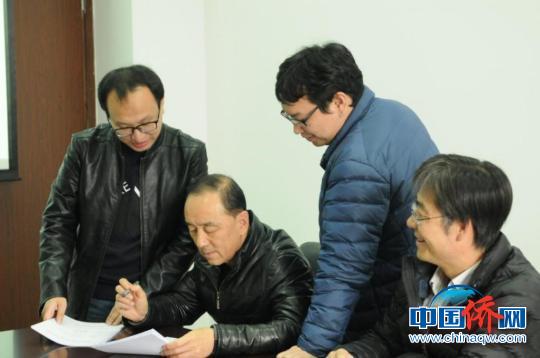 中国侨网江莞教授谦虚谨慎、宽厚待人的态度赢得了许多尊重，为年轻一辈树立了良好的师德榜样。　范宇驰供图