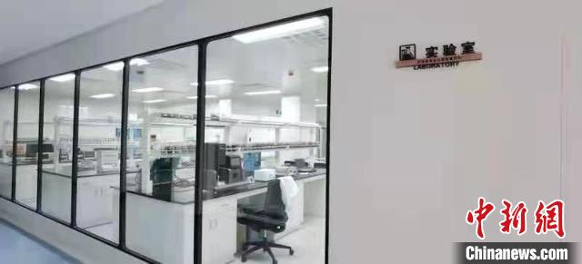 黑龙江省鹤岗市振金石墨烯新材料研究院实验室。　陆遥 摄