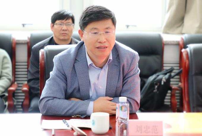 北京石墨烯研究院院长刘忠范到宁夏大学做讲座