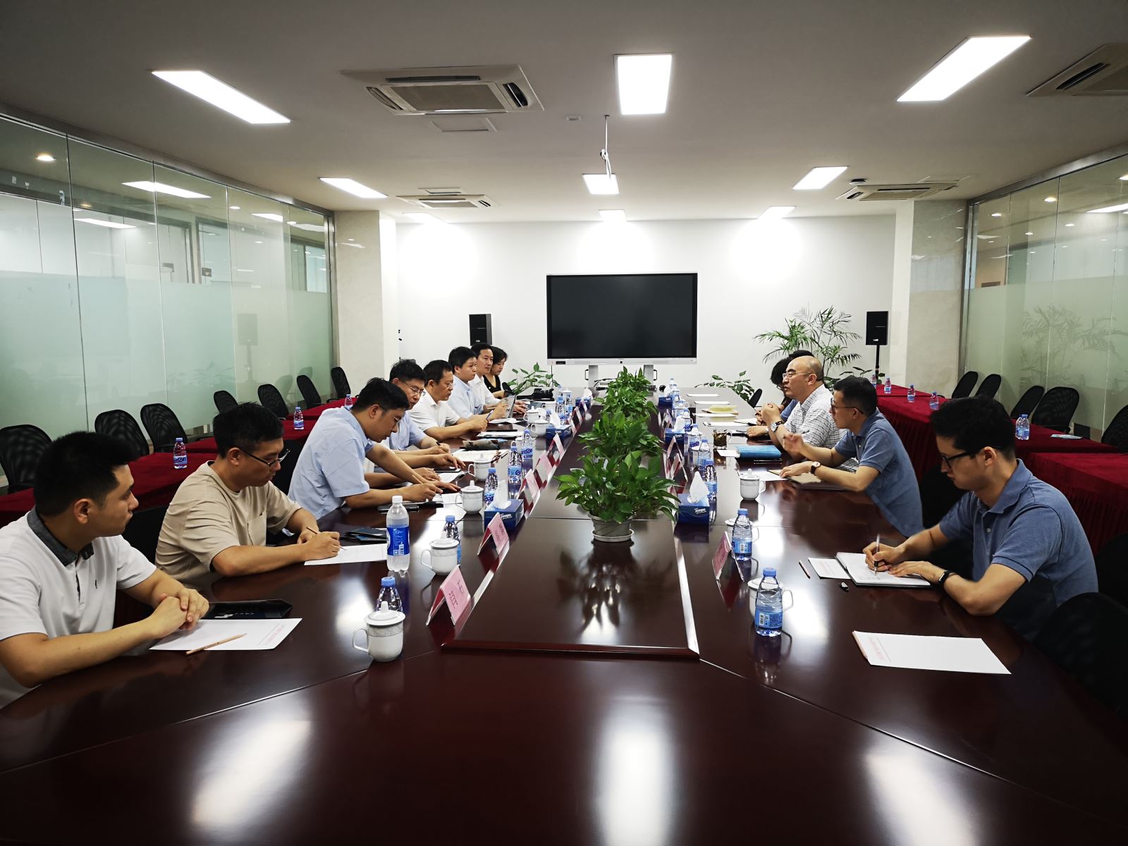 刘忠范院士率调研组莅临我平台调研