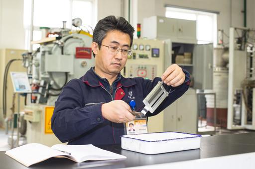中国大尺寸石墨烯膜产能倍增 国产设备大降成本