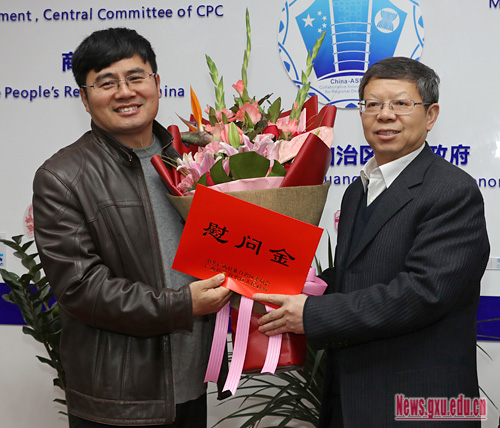 自治区领导慰问广西大学教师代表