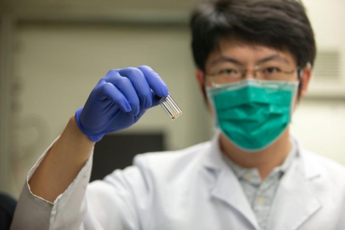 Tianyu-Zhang-Graphene-Vial-777x518 (1).jpg