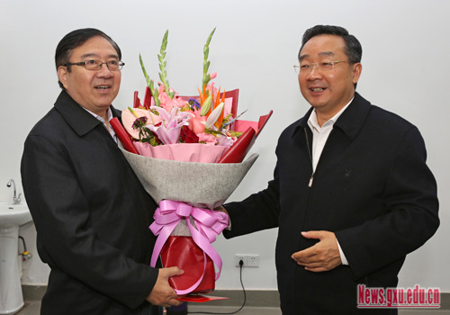 自治区领导慰问广西大学教师代表