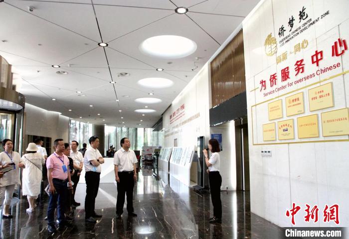 图为，5月29日，2021海外华文媒体齐鲁行采访团在济南“侨梦苑”参观、采访。　孙宏瑗 摄