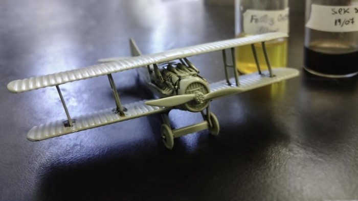 Model-Airplane-Assembled-With-Silk-Based-Glue-777x437.jpg