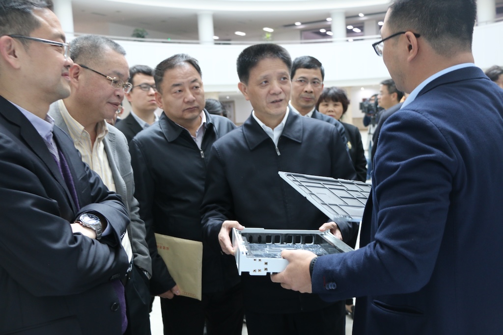 福建省常务副省长张志南调研厦门大学能源与石墨烯创新平台建设