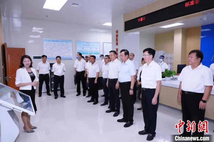 图为参会嘉宾参观中国—东盟质量服务“一站式平台”线下站点。　杨彪 摄