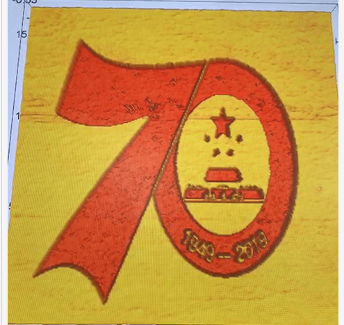 高校学生用显微镜扫描探针绘“70图案”祝国庆