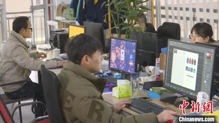 冲锋衣设计研发 三门县传媒中心供图