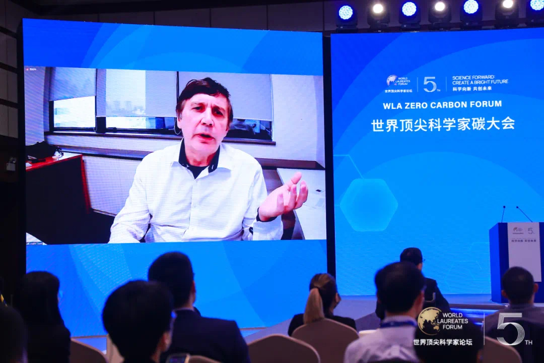 诺贝尔物理学奖得主安德烈·盖姆（Andre Geim）在第二届世界顶尖科学家碳大会上发言。