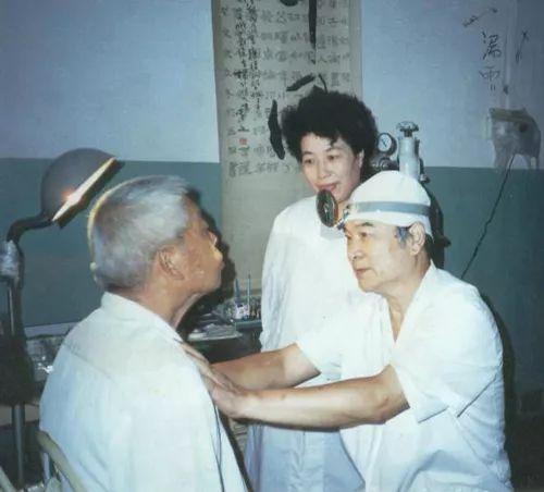 渐冻人蔡磊激动试用“可穿戴人工喉”，缘何成为失语者的希望？｜第2眼