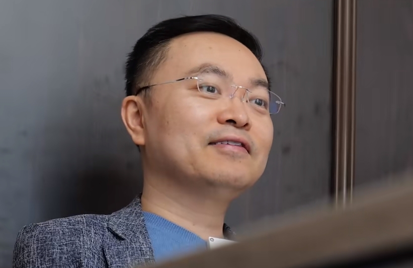 渐冻人蔡磊激动试用“可穿戴人工喉”，缘何成为失语者的希望？｜第2眼