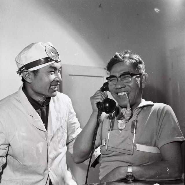 渐冻人蔡磊激动试用“可穿戴人工喉”，缘何成为失语者的希望？｜第2眼