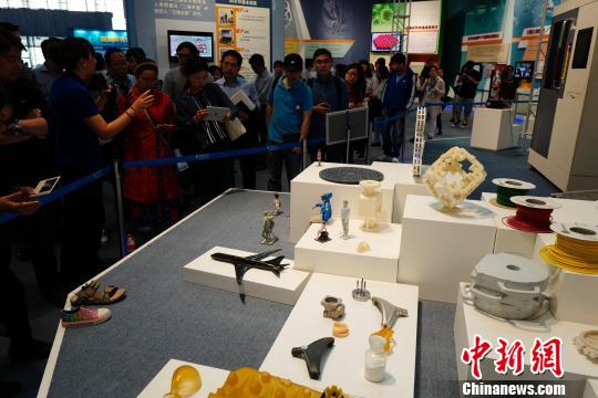 近日，记者跟随“调结构转方式·北京调研行”采访团，走访了中关村、北京经济技术开发区等地，了解科技创新动态。图为中关村展示中心的3D打印展品。　侯宇 摄