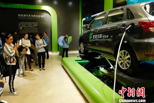 近日，记者跟随“调结构转方式·北京调研行”采访团，走访了中关村、北京经济技术开发区等地，了解科技创新动态。图为北汽新能源汽车公司，展示电动汽车电池装卸技术。　侯宇 摄