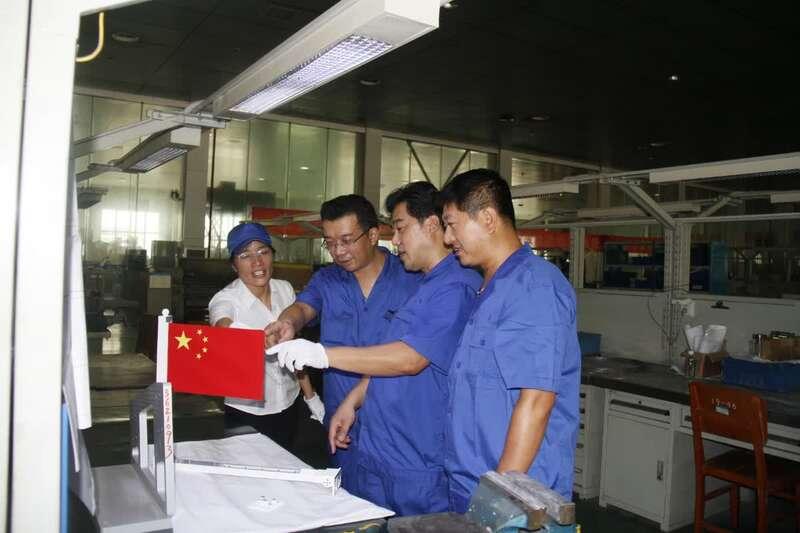 五星红旗闪耀月球背后：选材超1年，重量1公斤!