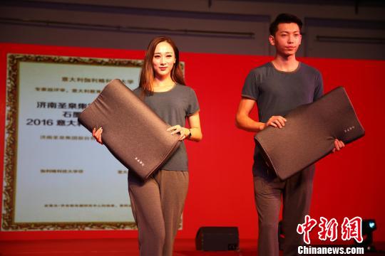 含石墨烯材料的衣服及床上用品进行展示。　胡耀杰 摄