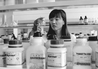 黑大化学化工与材料学院教授 从玉米秸秆里提取石墨烯