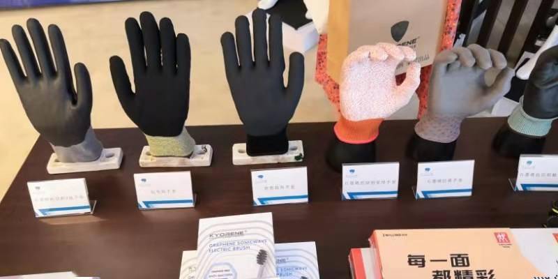 “雷诺症”患者等了30年的手套终于做成了！这家企业将进口石墨烯价格降到千分之一，研发11种“特种纤维”