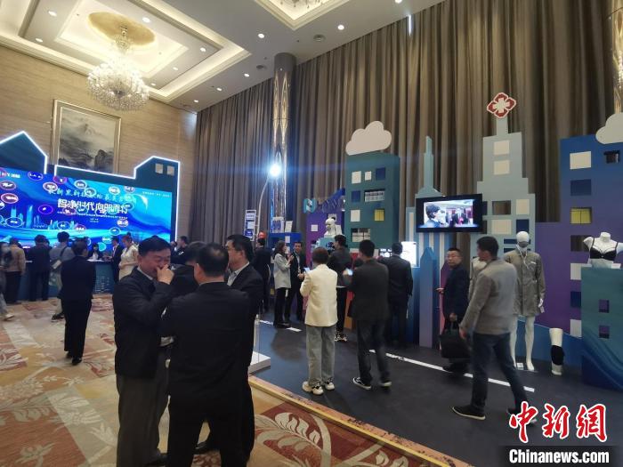 4月29日下午，华阳集团气凝胶绿色建材、石墨烯康养等系列产品集中发布。　高瑞峰 摄