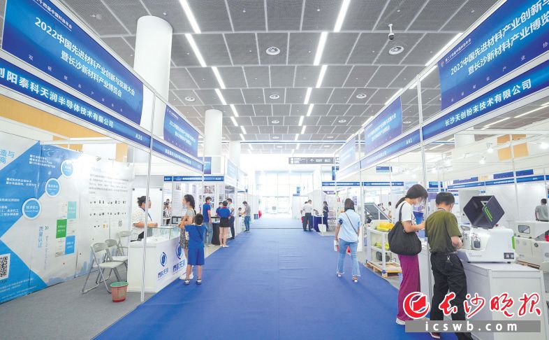 　　新材料企业展出的拿手“家当”吸引了众多市民参观。长沙晚报全媒体记者 易亿 摄