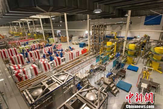 沈北新区聚集了包括乳制品加工等7大主导优势产业在内的454家食品医药企业，图为沈阳辉山乳业生产车间。(资料图) 赵桂华 摄