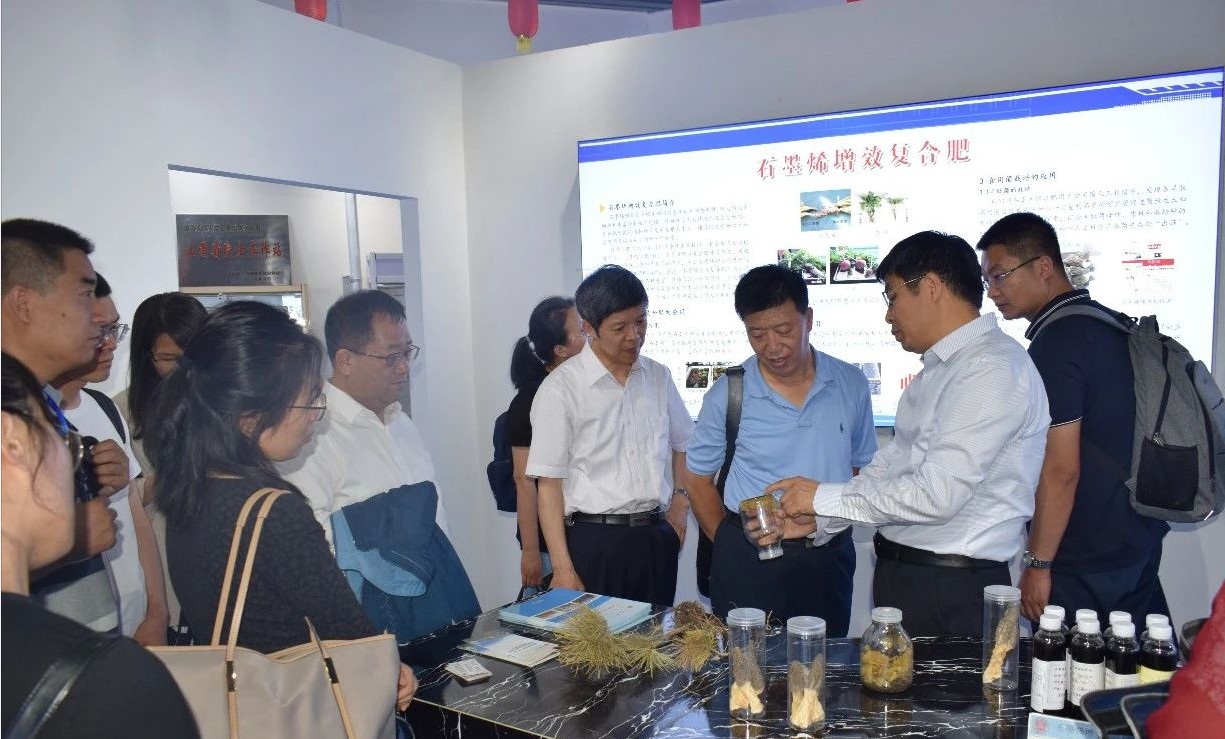 与会学者参观大同大学碳材料研究所。  段浩智摄