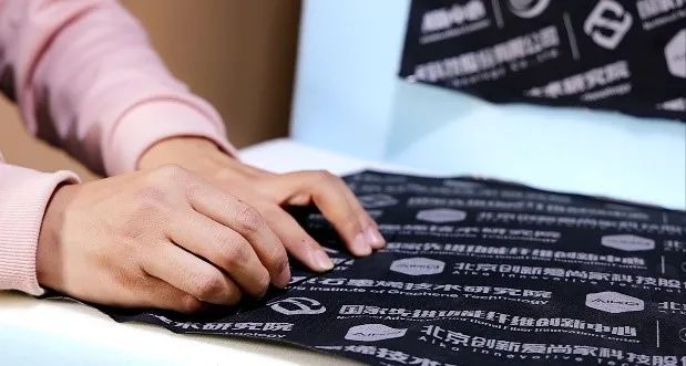 北京访学｜把“黑金”石墨烯穿在身上，温暖北京冬奥会