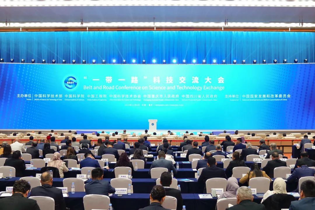 首届“一带一路”科技交流大会在重庆开幕 诺贝尔物理学奖得主康斯坦丁·诺沃肖洛夫教授发表主旨演讲