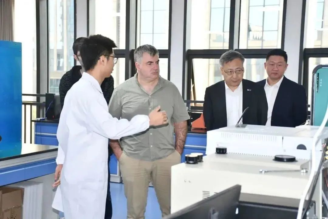 诺贝尔物理学奖得主康斯坦丁·诺沃肖洛夫教授一行访问新国大重庆研究院