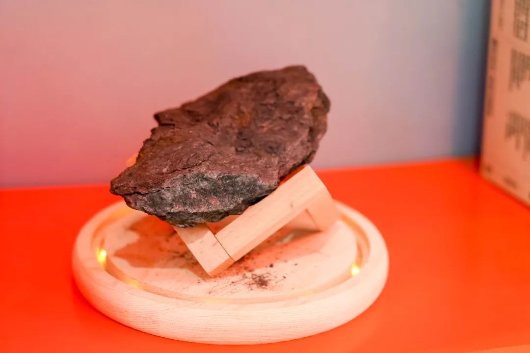 “石头”、矿泉水瓶做成的衣服，穿起来什么感觉？