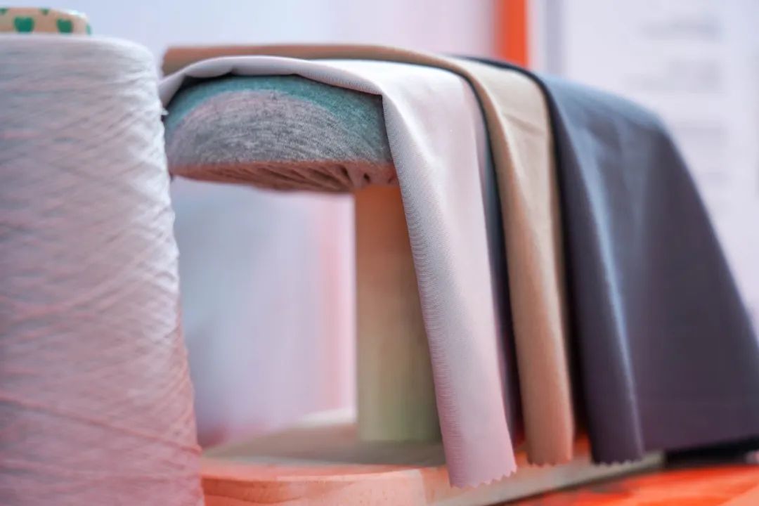 “石头”、矿泉水瓶做成的衣服，穿起来什么感觉？