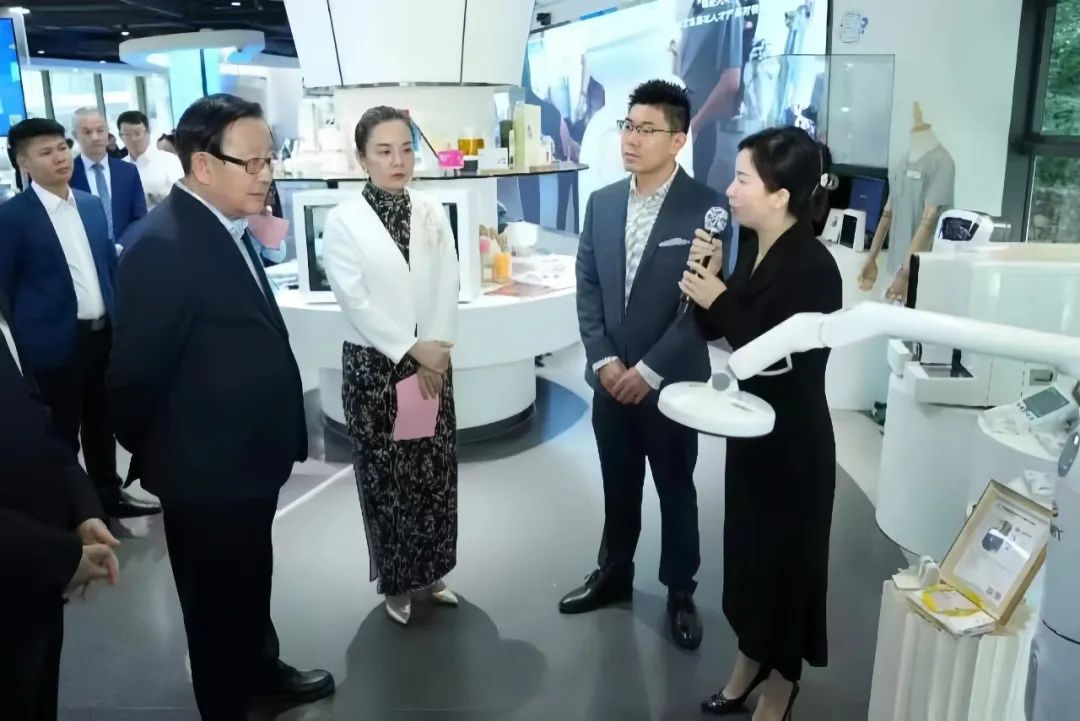 中国科协主席万钢和省市领导一行，参观考察烯旺智能石墨烯悬灸仪