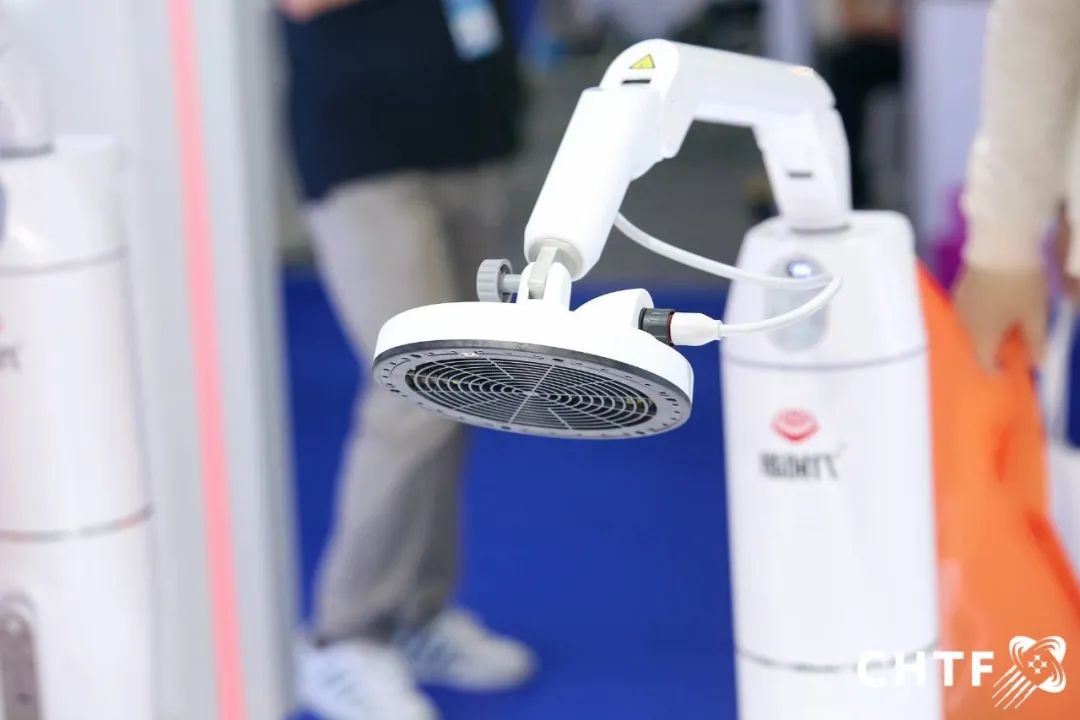 中国科协主席万钢和省市领导一行，参观考察烯旺智能石墨烯悬灸仪