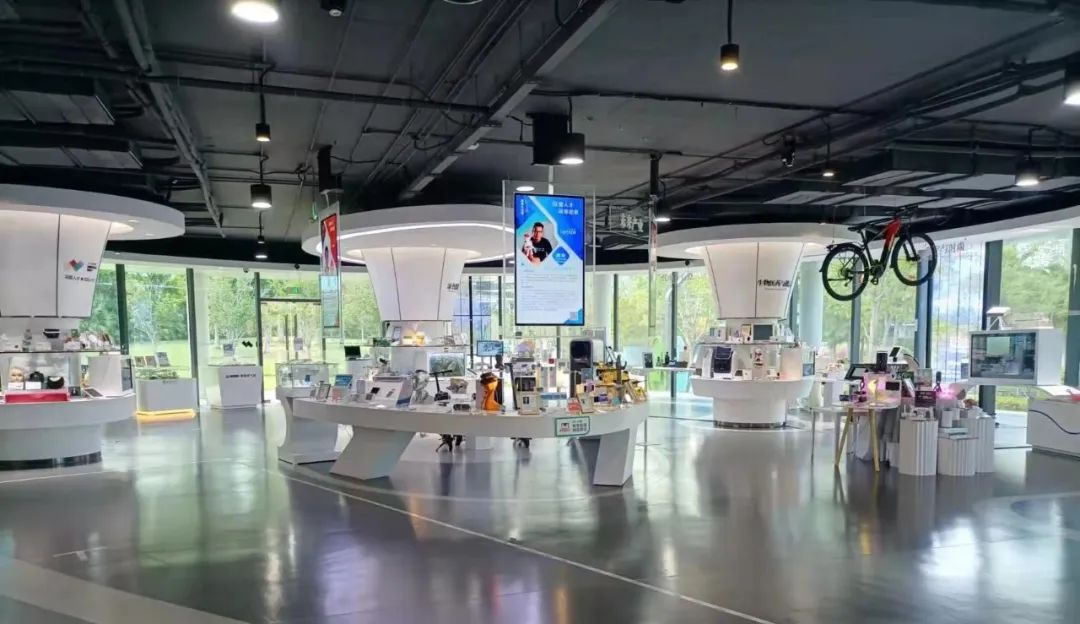 中国科协主席万钢和省市领导一行，参观考察烯旺智能石墨烯悬灸仪