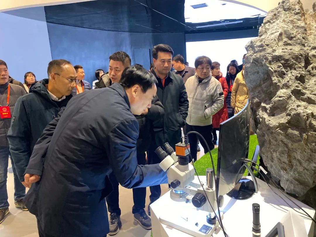 驻卫辉市新乡市第十四届人大代表一行莅临煜和石墨及石墨烯科技馆观摩交流