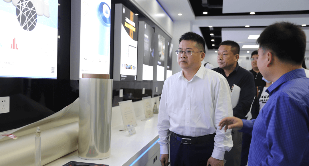 合肥市科技局局长范进一行莅临微晶科技参观调研