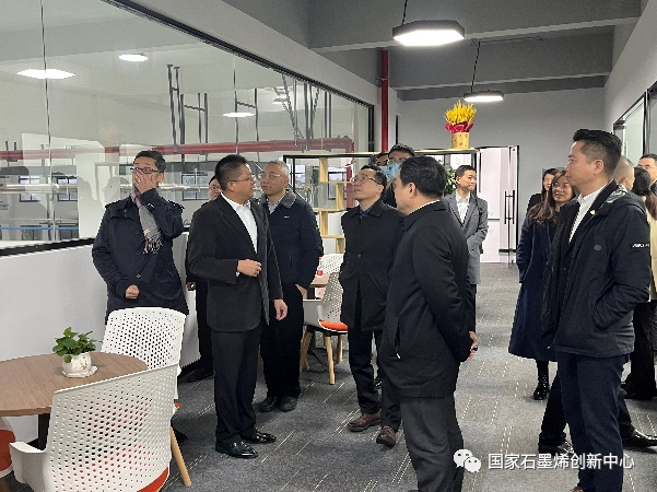 正泰集团南存辉董事长一行莅临国家石墨烯创新中心参观考察