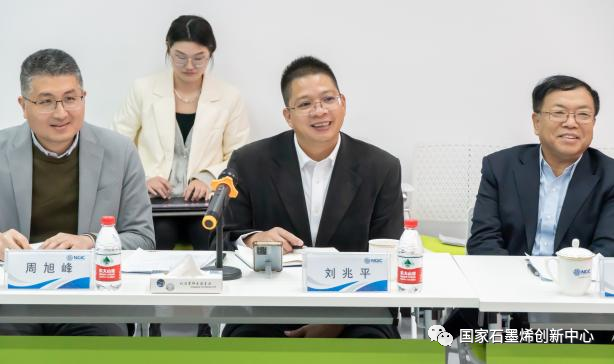 正泰集团南存辉董事长一行莅临国家石墨烯创新中心参观考察