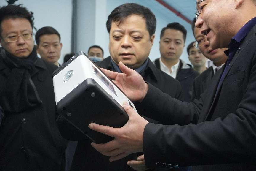 正泰集团董事长南存辉一行莅临开投烯铝参观考察