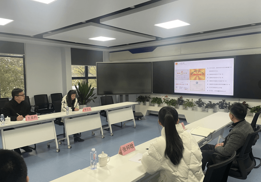 热烈欢迎安徽省工商企业合作交流商会秘书长王亚丹，副秘书长李兰兰等一行莅临微晶科技参观交流