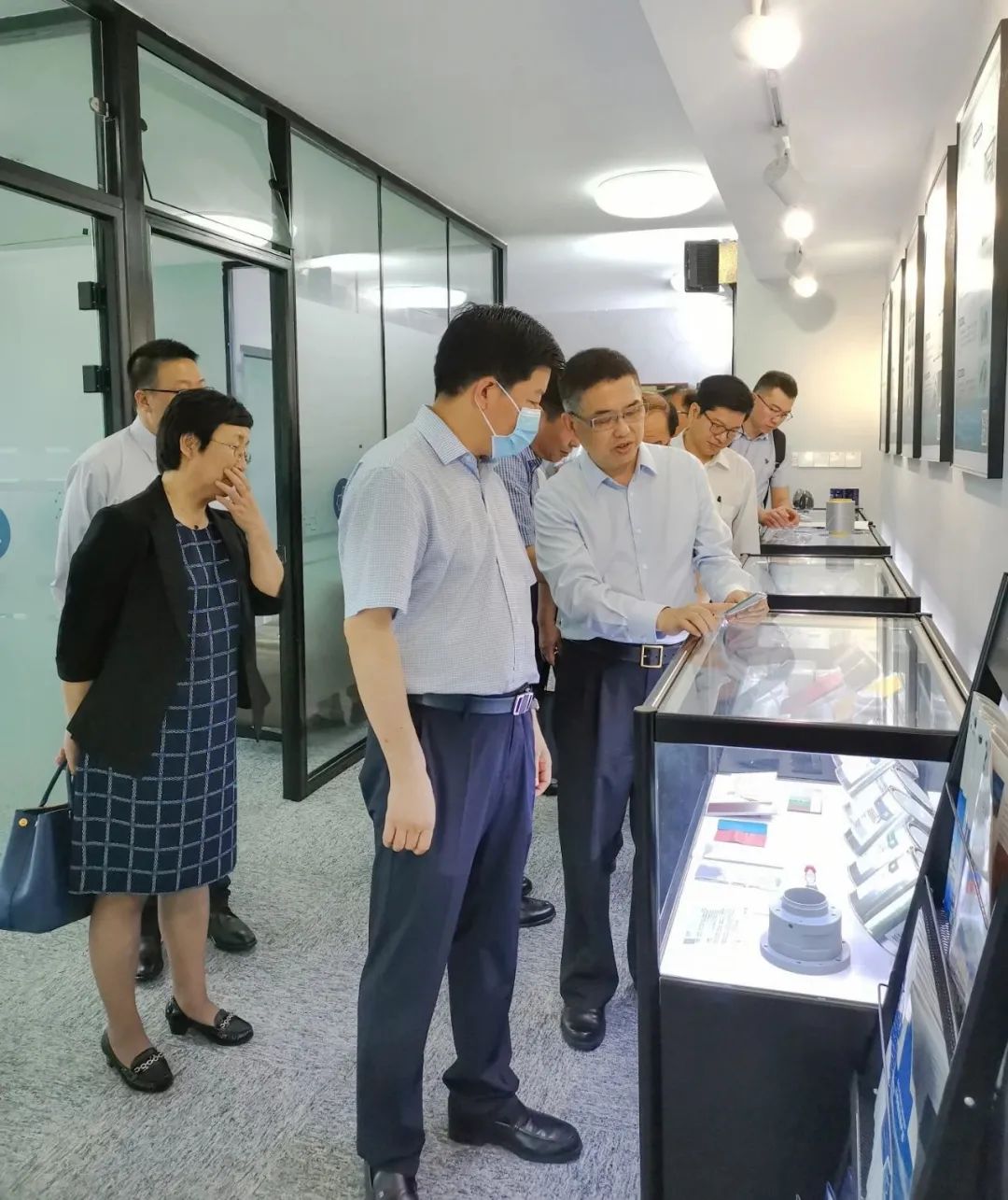 葫芦岛市政府合作交流团来访杭州烯鲸新材料科技有限公司