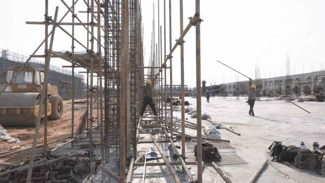 深学争优 敢为争先 实干争效丨市石墨和石墨烯产业园：筑巢引凤 加快孵化中心标准化厂房项目建设