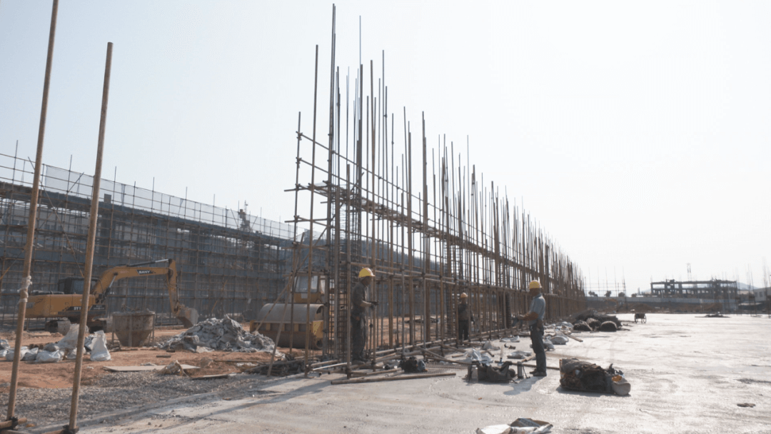 深学争优 敢为争先 实干争效丨市石墨和石墨烯产业园：筑巢引凤 加快孵化中心标准化厂房项目建设