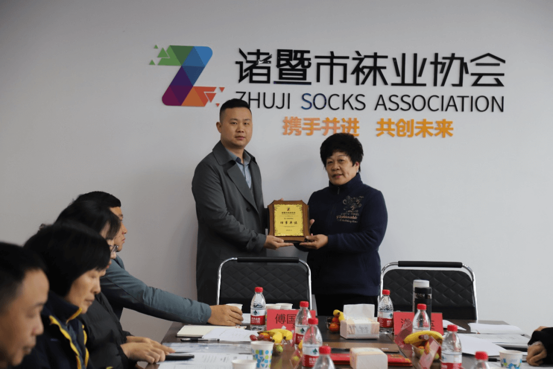 石墨烯产业创新发展︱小袜子，大产业，石墨烯抗菌消臭技术给“足”呵护