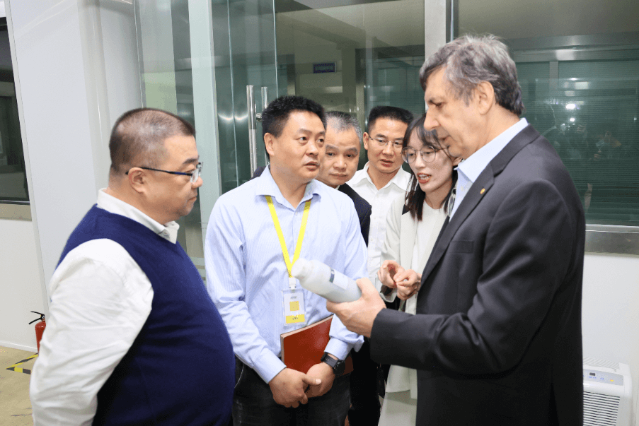 重磅！诺贝尔奖得主、石墨烯之父到访超威集团，深入开展石墨烯电池技术合作！