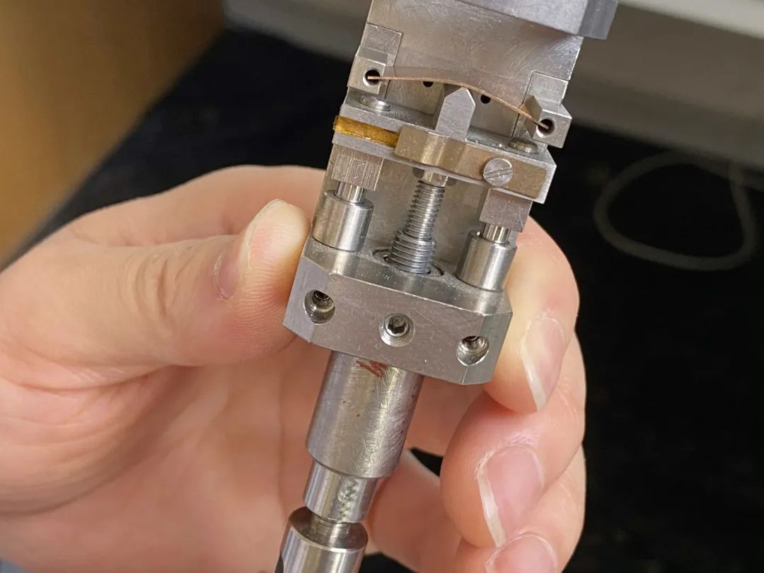 以可控方式拉伸并改变石墨烯电子特性 | Communications Physics